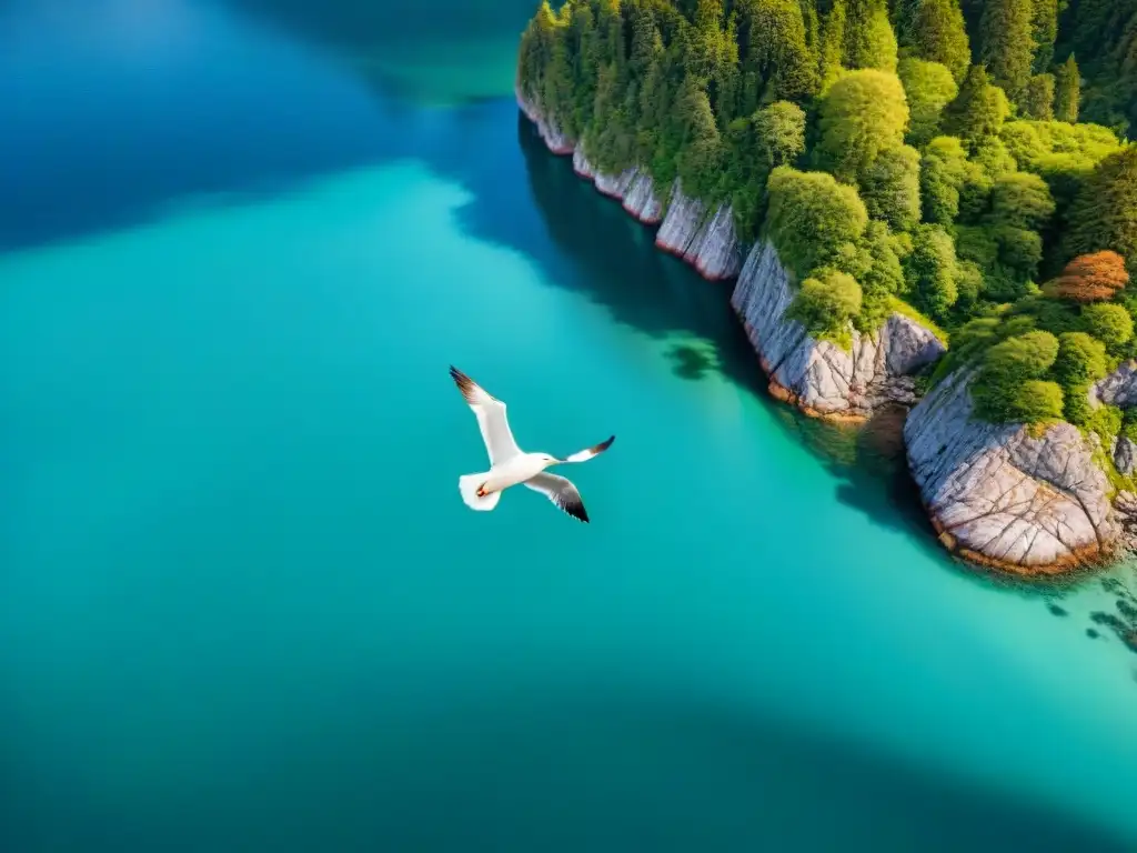 Espléndido fiordo costero: naturaleza exuberante y vida salvaje en armonía Un fiordo costero único, con ecosistemas y peligros naturales, reflejando su belleza